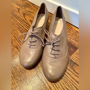 Camper super comfortable, low-heeled shoes color is tan. Size 6.5 (37)